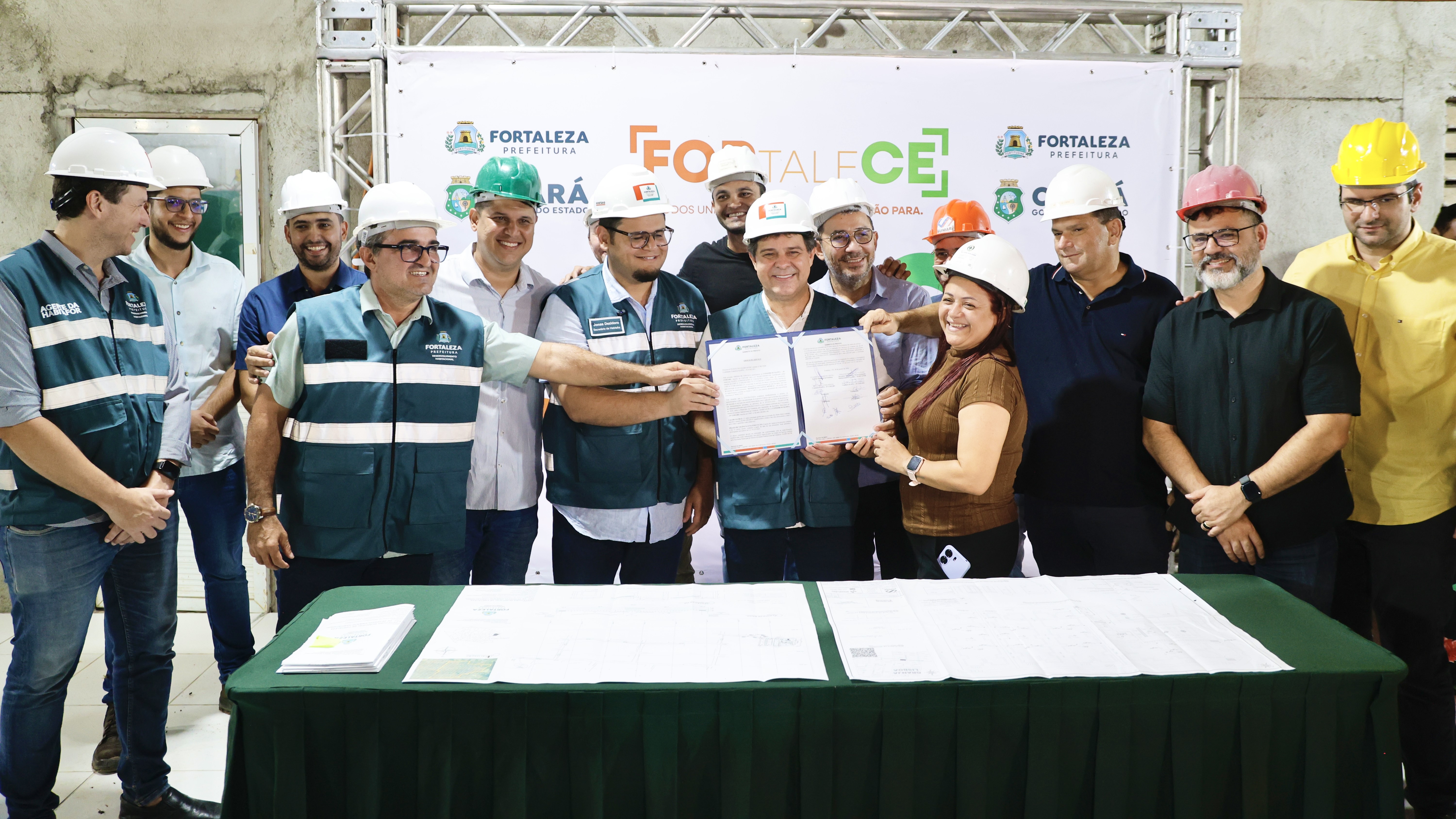 grupo de pessoas posa para a foto